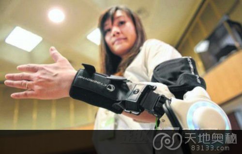 工作人员表演如何使用思维控制机器人手臂