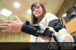 日本公司研发机器人手臂 意念控制移物