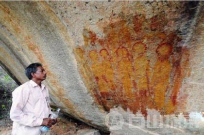 印度万年前洞穴壁画发现疑似外星人形象