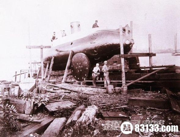 在潜艇设计的早期试验中，“舡鱼(Argonaut)”号有3个轮子，以便能在河、湖或者海洋底部前行。然而这种设计并未取得成功。