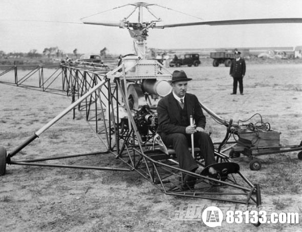 　埃格-西科斯基制造的“VS-300”是第一架取得成功的直升机，它于1939年9月14日完成划时代的吊飞