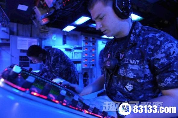侦察和交战演练期间，操作专家、水兵新手亚历山大-拉姆普夫在美国两栖攻击舰“埃塞克斯”号上的战斗信息中心监控一个雷达控制台