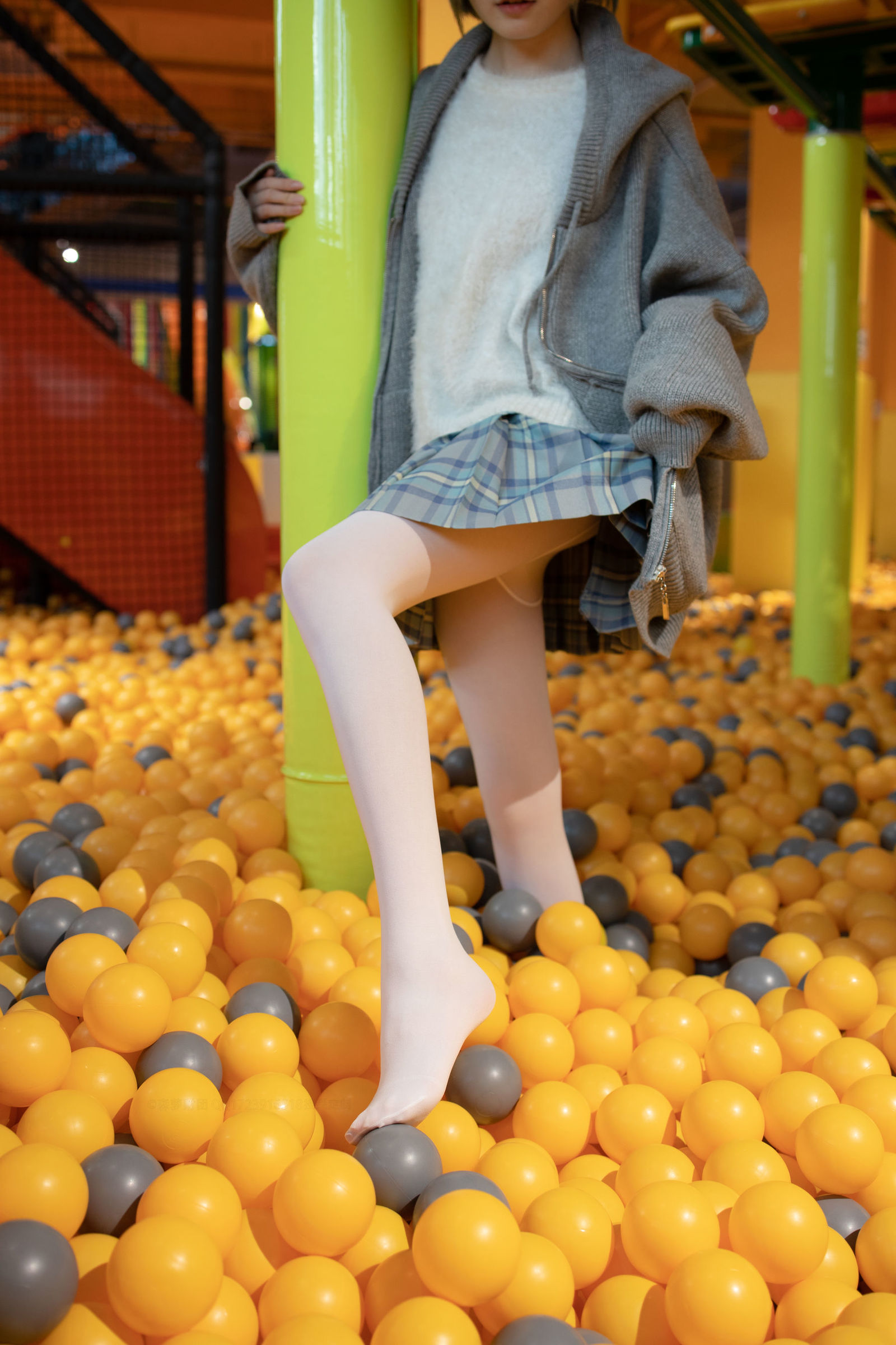 [森萝财团] X-047 儿童乐园里的一天 萝莉丝袜写真