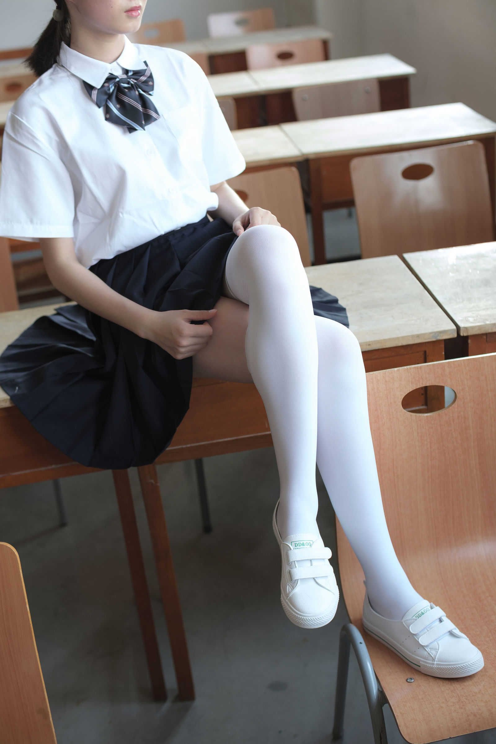 [森萝财团] BETA-022 教室里的JK白丝少女 萝莉丝袜写真