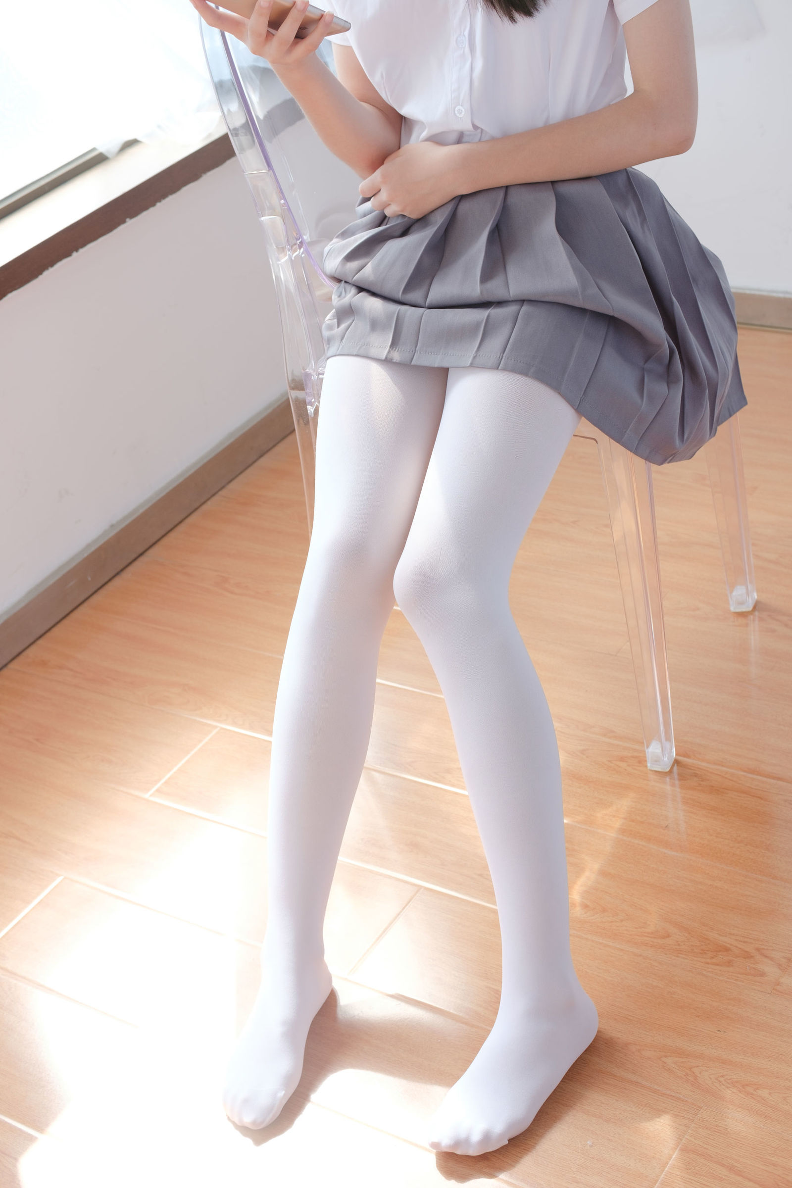 [森萝财团] BETA-029 玩手机的白丝少女 萝莉丝袜写真