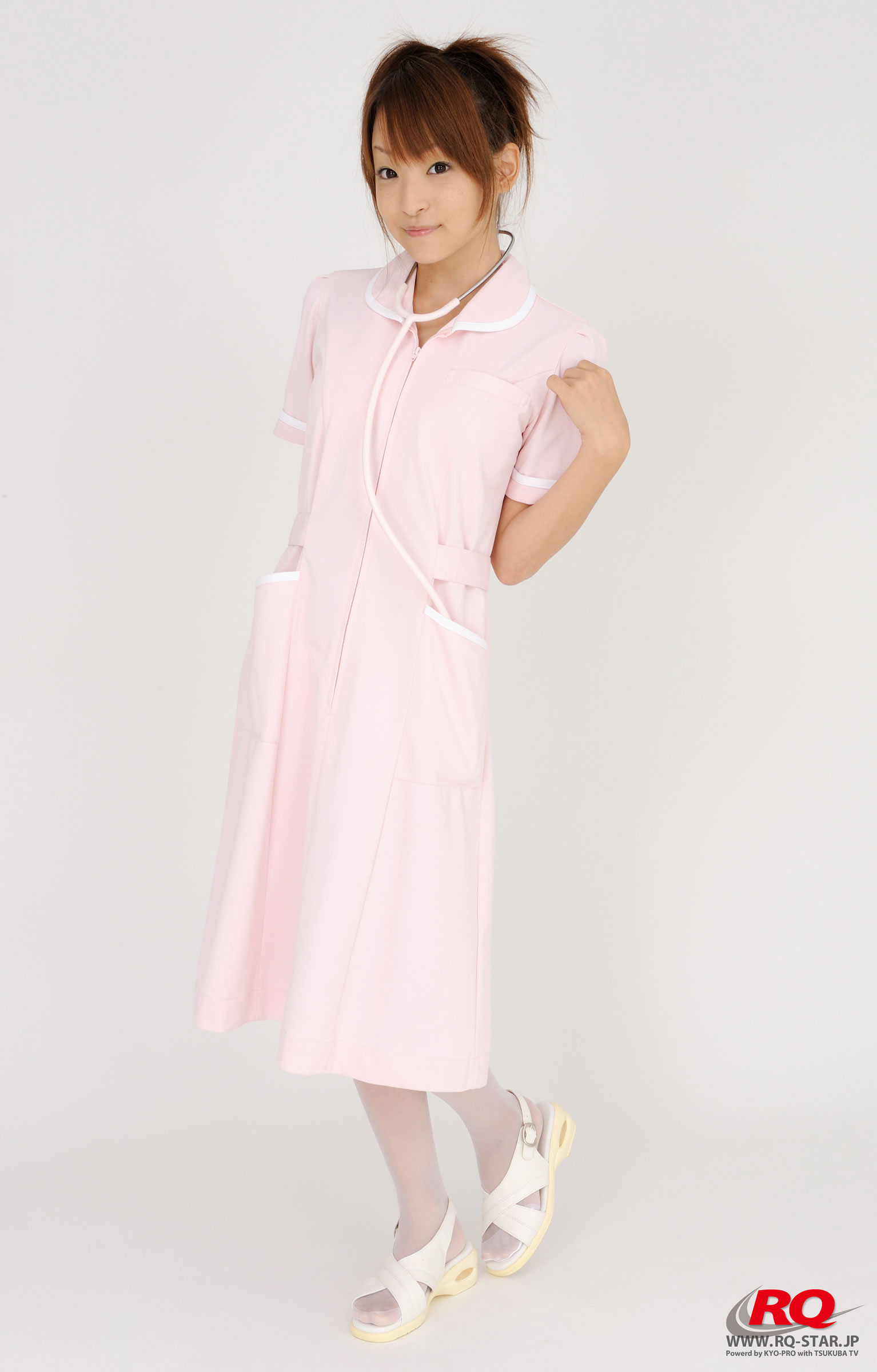 日本写真偶像青木未央清纯护士装套图