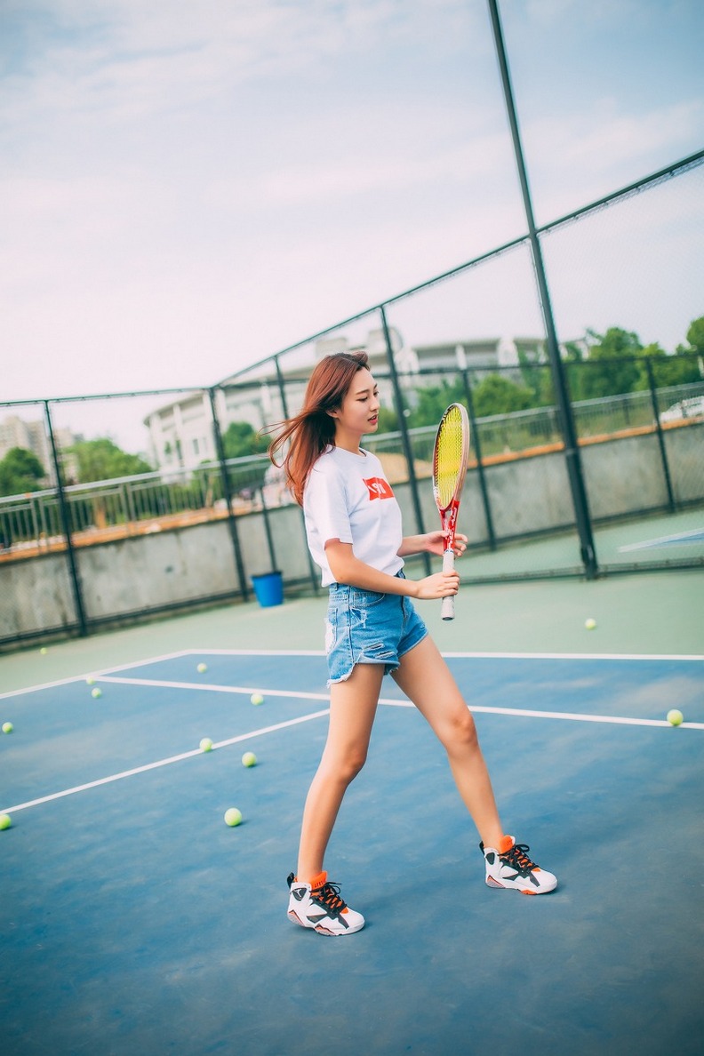 网球场上的清纯牛仔裤美女迷人照