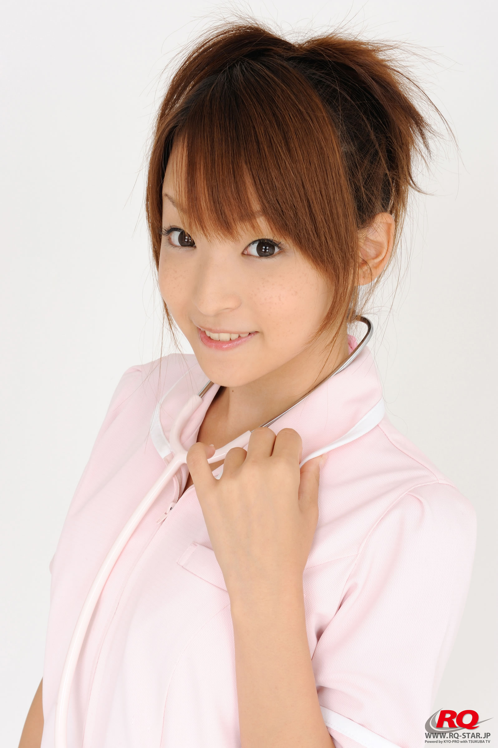日本写真偶像青木未央清纯护士装套图
