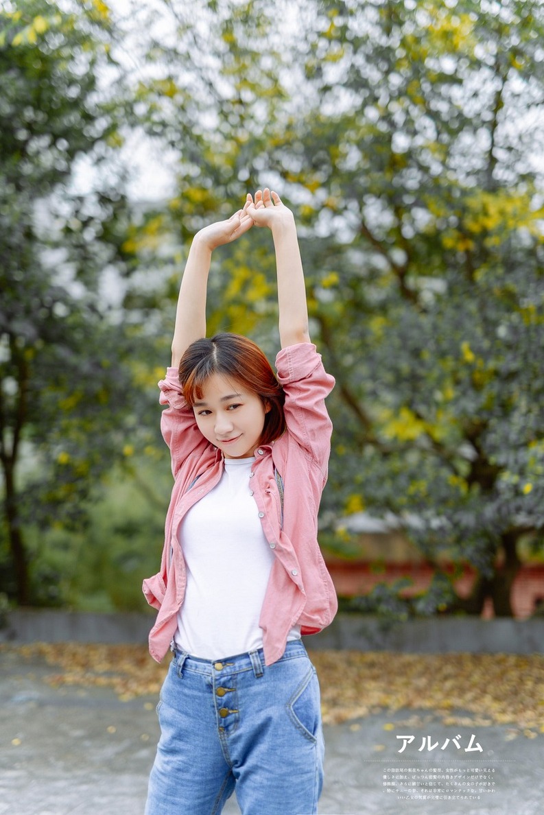 邻家短发清纯牛仔裤美女迷人户外照