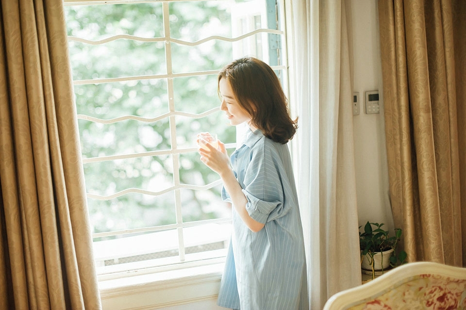 清纯短发美女衬衫居家下午茶悠闲舒适时光高清写真