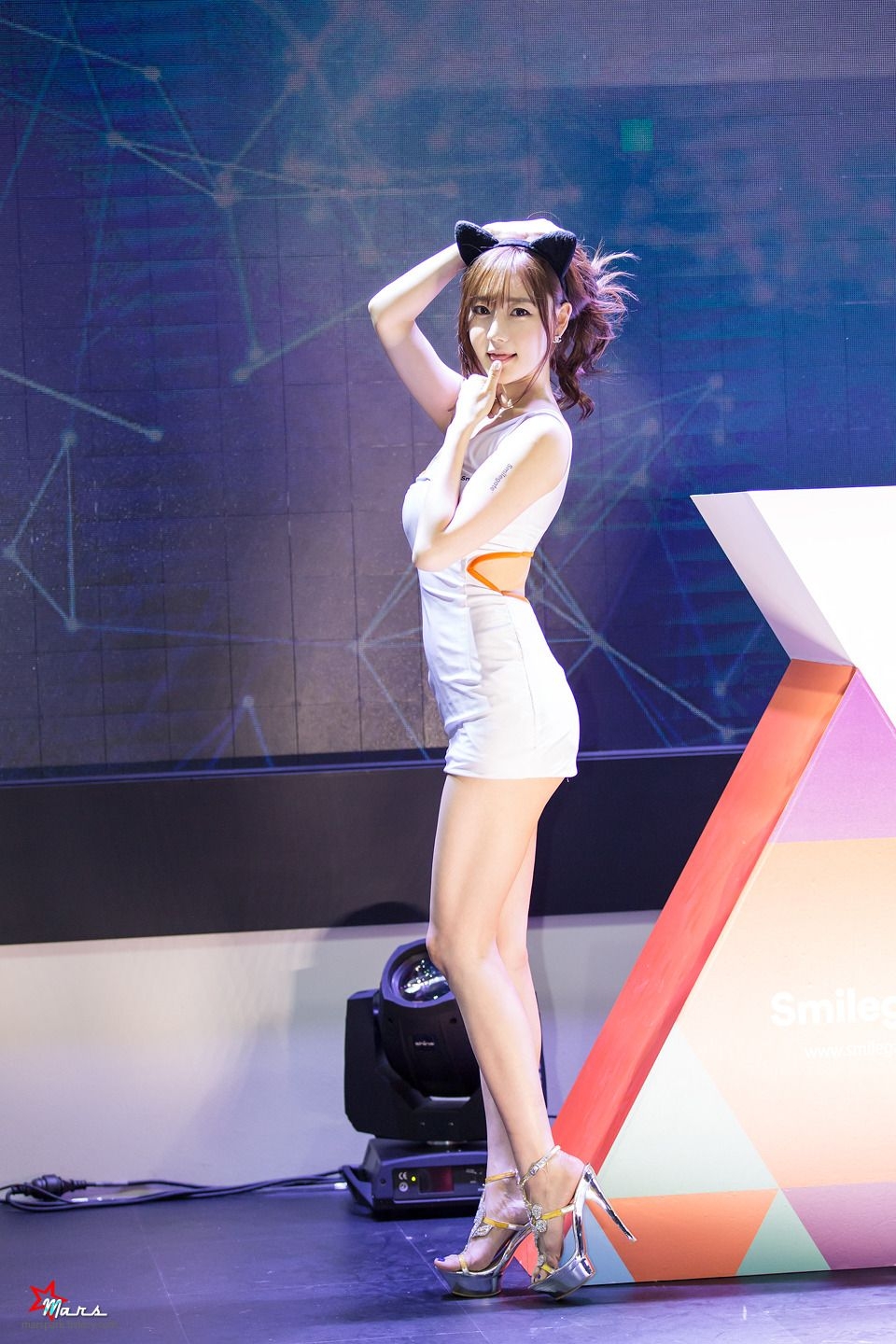 韩国车模崔瑟琪短裙写真长腿迷人