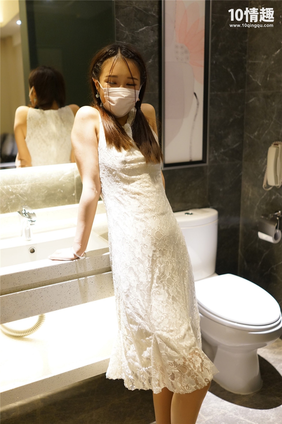 带口罩的连衣裙美女厕所大胆丝袜露点走光写真图片