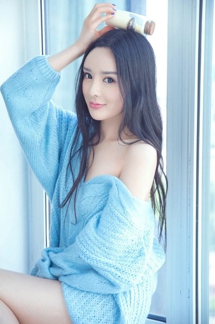 气质长发美女诱人香肩白皙美腿三角嫩鲍销魂写真