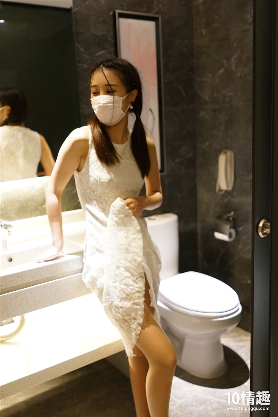 带口罩的连衣裙美女厕所大胆丝袜露点走光写真图片