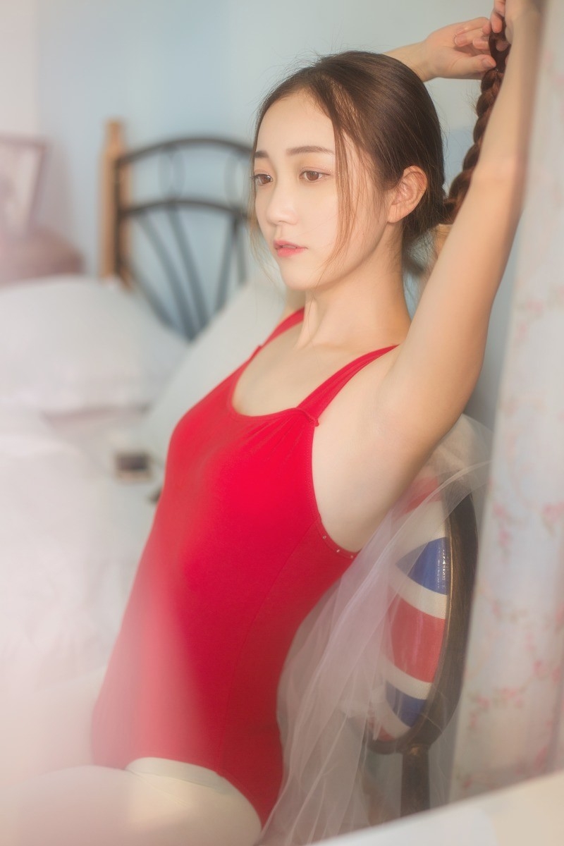 妙龄美少女性感吊带紧身衣丝袜美腿诱惑写真