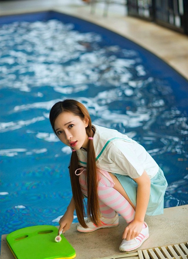 青春美女学生泳池制服诱惑粉嫩丝袜气质写真