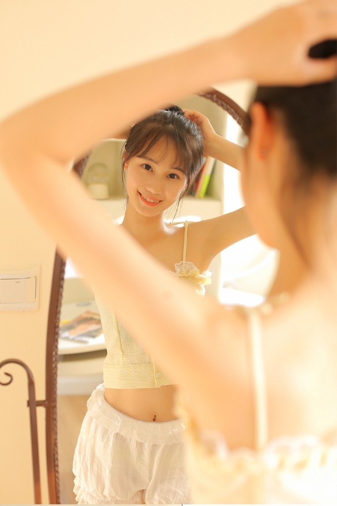 青春美少女蕾丝吊带酥胸诱惑修长美腿气质写真