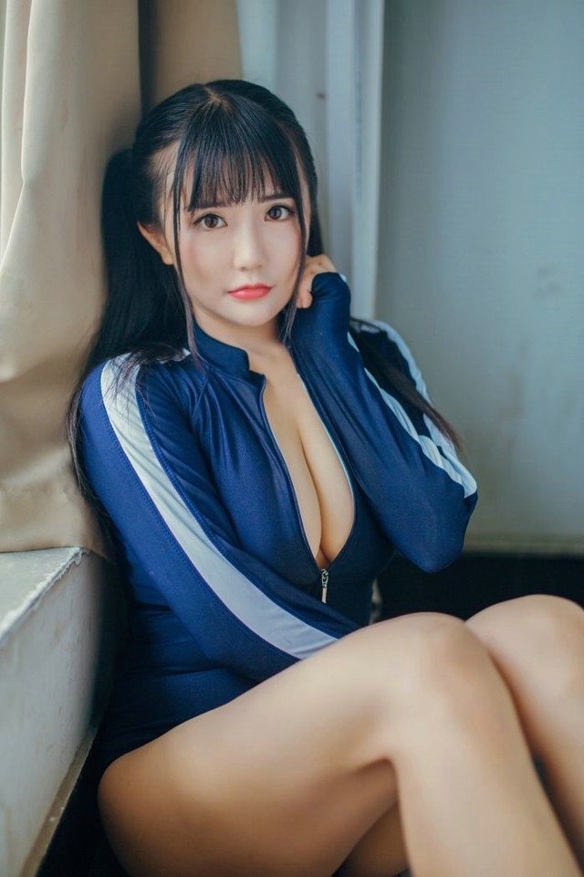 爆乳美女模特低胸连体衣深v乳沟美腿大尺度写真