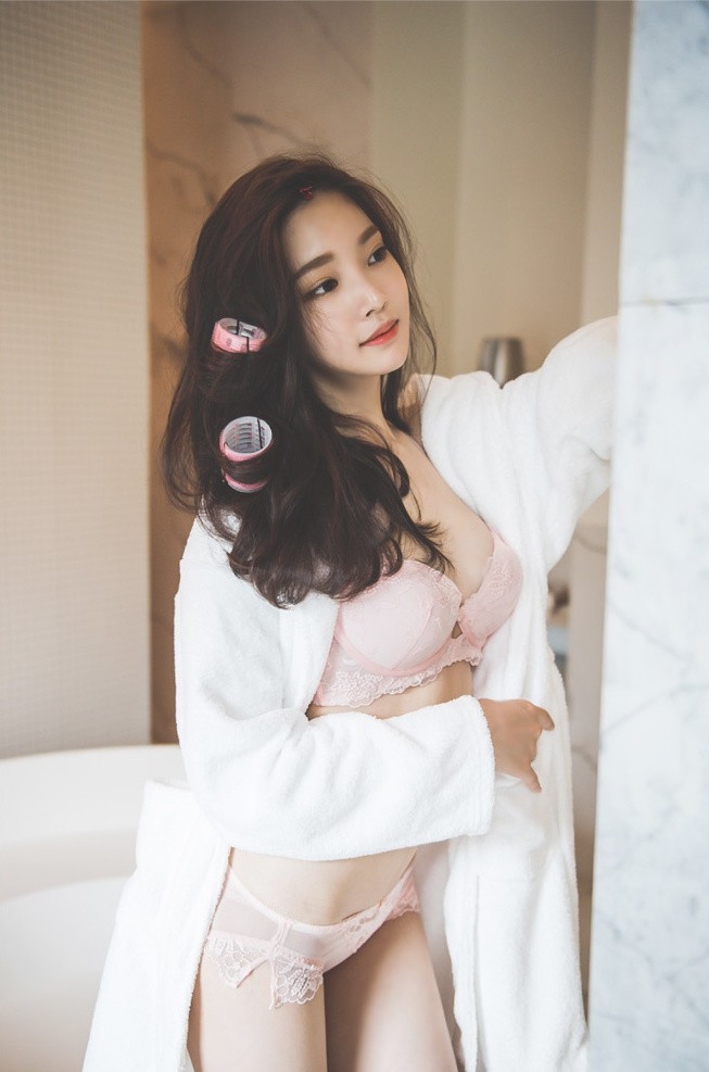 韩国美女林正允粉色蕾丝内衣美乳高清酒店性感写真