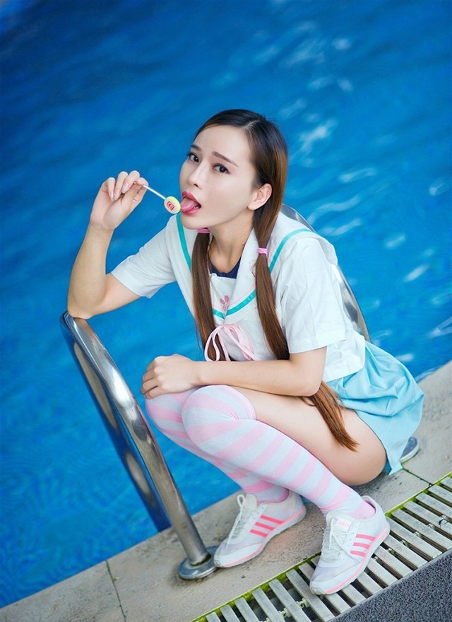 青春美女学生泳池制服诱惑粉嫩丝袜气质写真