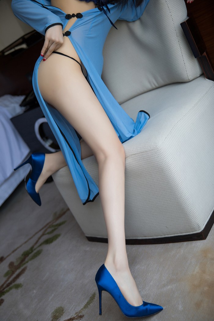 长腿美女小热巴一袭青衣娇躯若隐若现(图52)