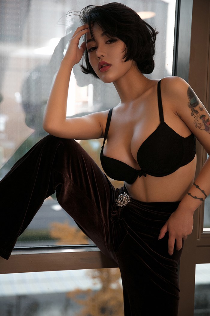 爆乳御姐陆梓琪透视内衣惹火性感(图19)