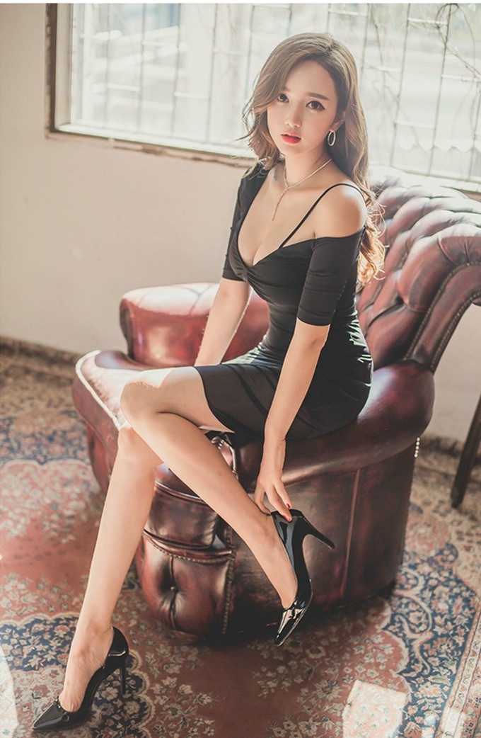 巨乳韩国性感模特美女李妍静低胸装秀爆乳美腿