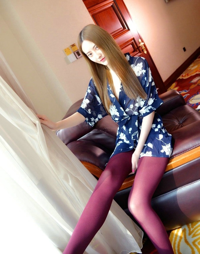 极品情妇紫色丝袜宾馆大胆骚姿性感撩美腿写真